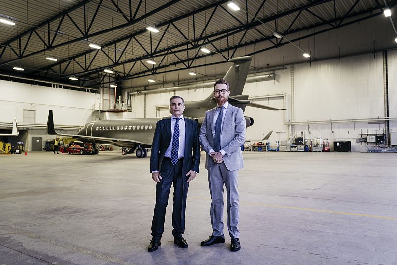 Saeed Azizi, à gauche, et Johan Floderus se tiennent ensemble à l'aéroport d'Arlanda à Stockholm, en Suède, le samedi 15 juin 2024.