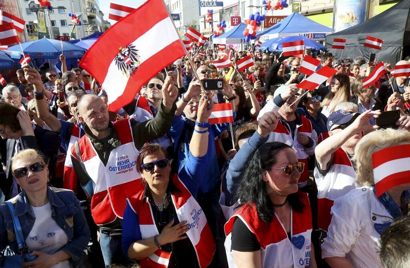 Des partisans brandissent des drapeaux autrichiens lors de la dernière campagne électorale du Parti de la liberté (FPOE) de droite pour les élections européennes à Vienne, le vendredi 24 mai 2024.