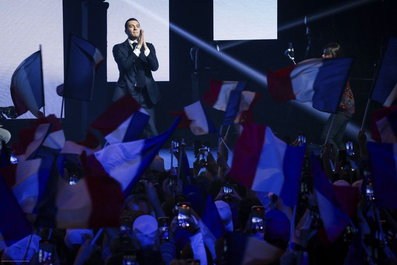 Jordan Bardella, candidat principal du Rassemblement national d'extrême droite française aux prochaines élections européennes, s'exprime lors d'un meeting le dimanche 2 juin 2024 à Paris.