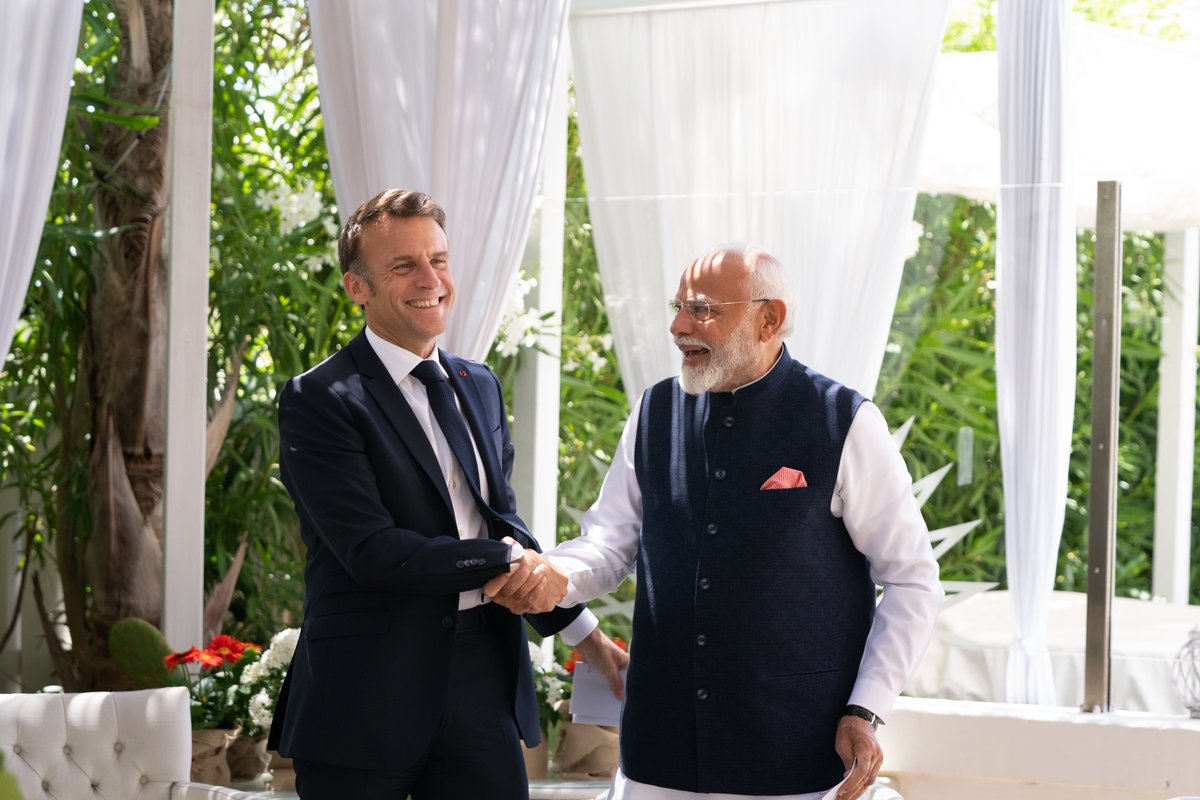 En marge du G7, avec le Premier ministre Narendra Modi nous avons évoqué les principaux dossiers du Partenariat stratégique qui unit l’Inde et la France, dans les secteurs de l’énergie, de la défense, de la recherche et de la culture, et je dois le dire : quel élan !