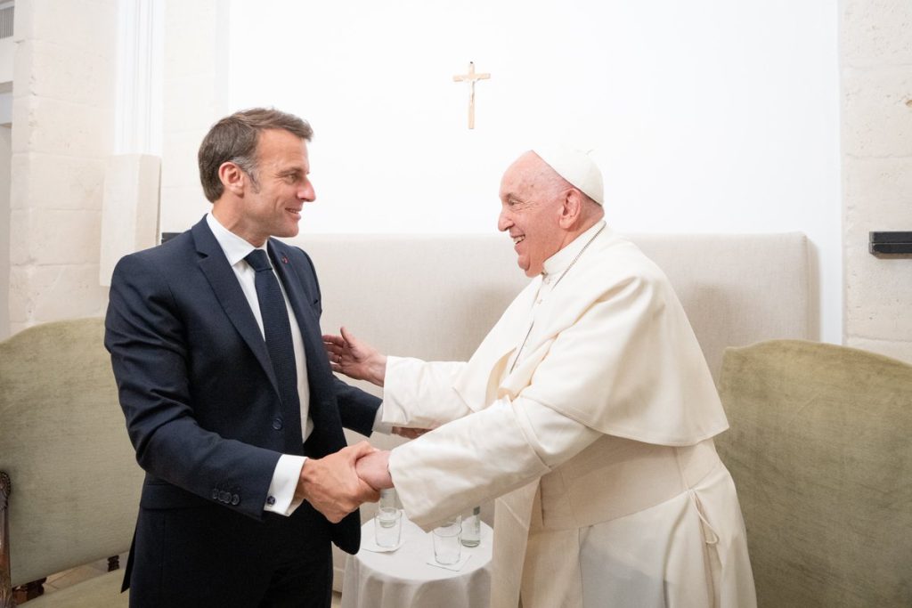 Avec le Pape François au G7, nous réaffirmons notre engagement commun pour un monde plus solidaire et plus juste pour les peuples et la planète. Créons tous ensemble les conditions d’une paix durable.