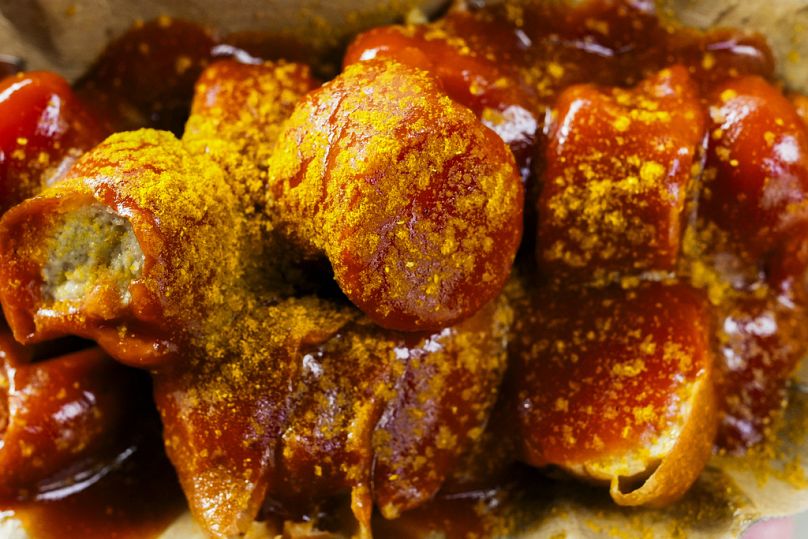 Currywurst, saucisse allemande avec sauce au curry, servie sur un carton au Konnopke's Imbiß, un fast-food situé à la station de U-Bahn Eberswalder Straße à Berlin