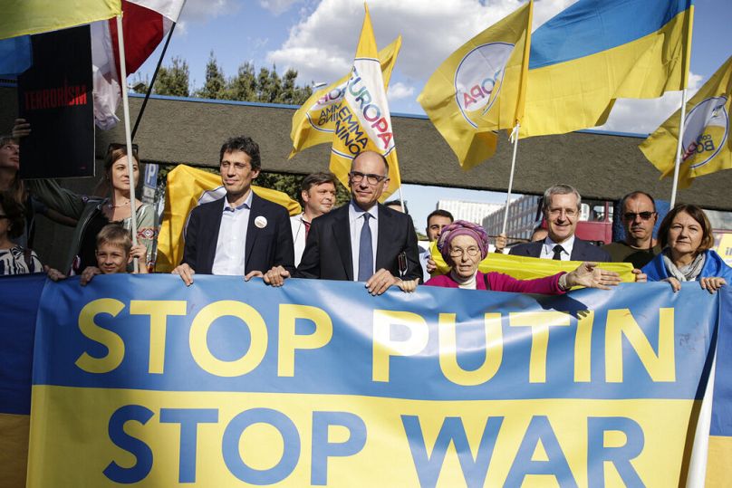 Enrico Letta, au centre, participe à une marche avec la communauté ukrainienne à Rome organisée par le parti « + Europa » (plus d'Europe) dirigé par un militant des droits civiques de longue date, un