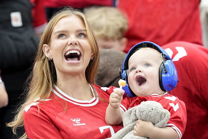 Les supporters anglais montrent leur joie lors du match Angleterre-Danemark 