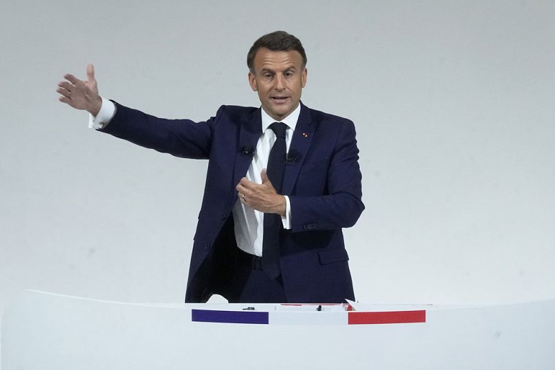 Le président français Emmanuel Macron répond aux questions après son discours à Paris, le 12 juin 2024