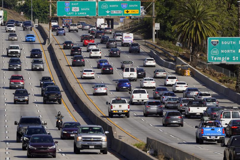 Des voitures circulent sur l'Hollywood Freeway (US 101) à Los Angeles, avril 2020