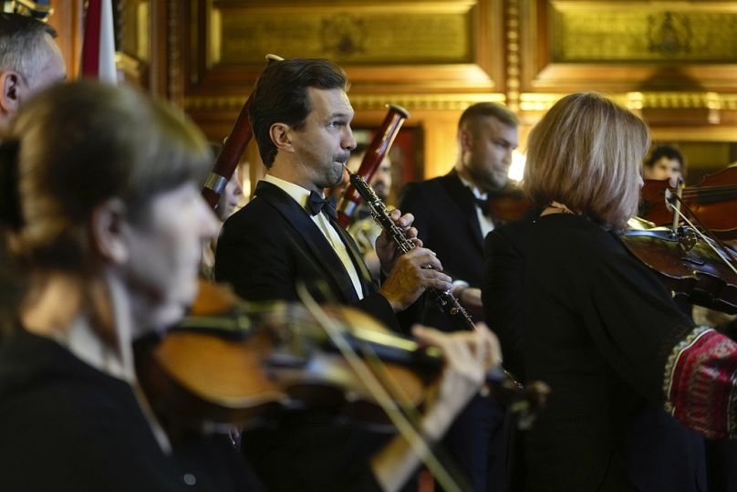 Des musiciens de l'Orchestre symphonique national d'Ukraine donnent un concert impromptu à la Speakers House, à Londres, le 18 octobre 2023.