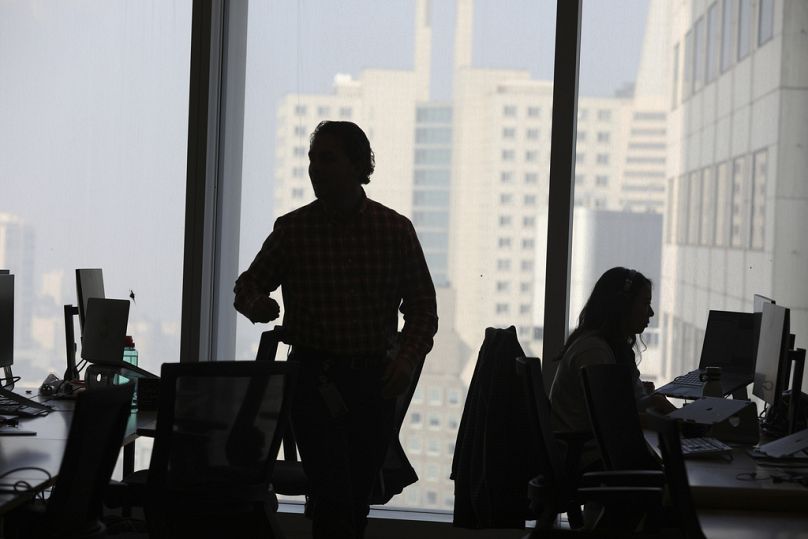 Des gens travaillent sur des ordinateurs et se déplacent au bureau à San Francisco, Californie, novembre 2018.