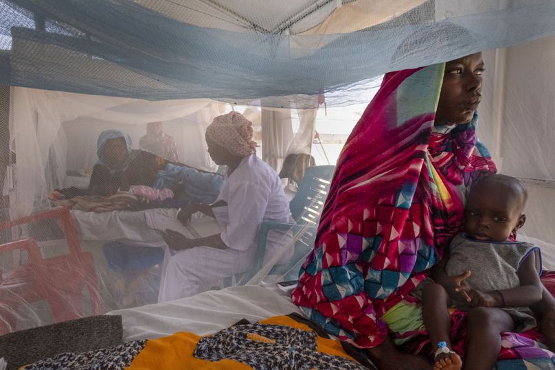 Des enfants soudanais souffrant de malnutrition sont soignés dans une clinique MSF du camp de Metche, au Tchad, près de la frontière soudanaise, avril 2024.