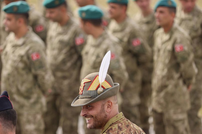 Un soldat de l'EUFOR sourit lors d'une cérémonie d'ouverture de l'exercice 