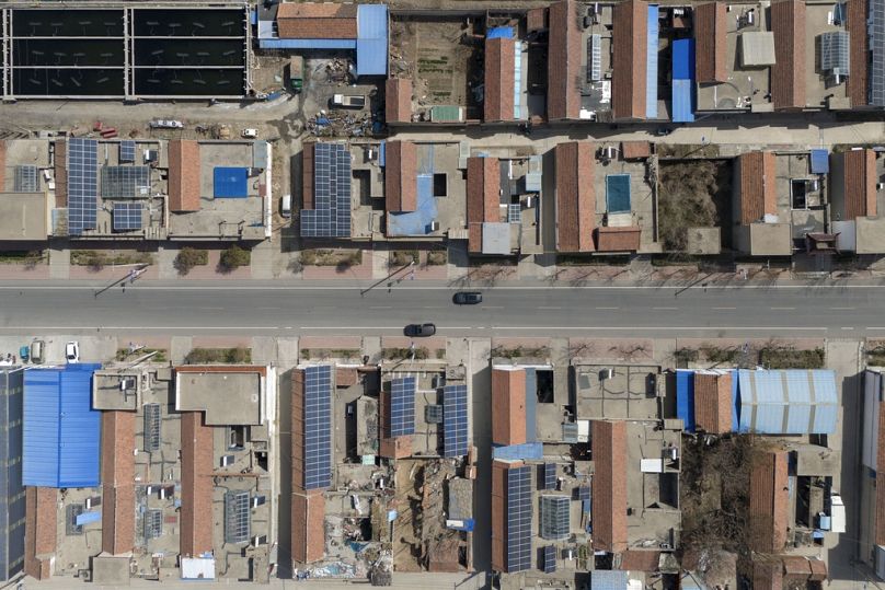 Des panneaux solaires visibles sur les toits de la banlieue rurale de Jinan, dans la province du Shandong (est de la Chine), mars 2024.