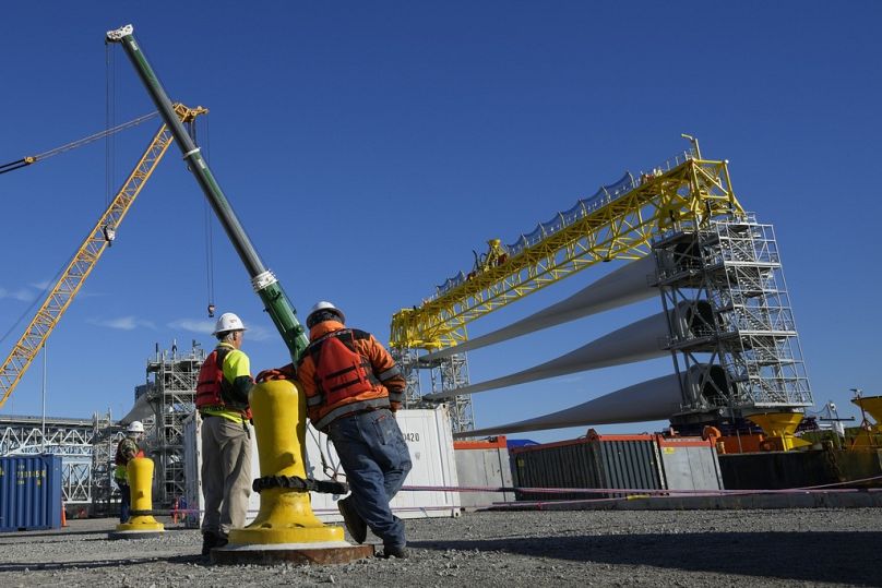 Un générateur et ses pales sont préparés pour le transport en haute mer pour le parc éolien de South Fork à New London, Connecticut, décembre 2023