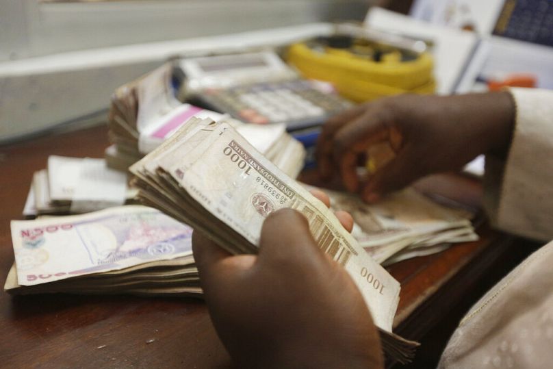 Un changeur de monnaie compte la monnaie naira nigériane dans un bureau de change à Lagos, octobre 2015.