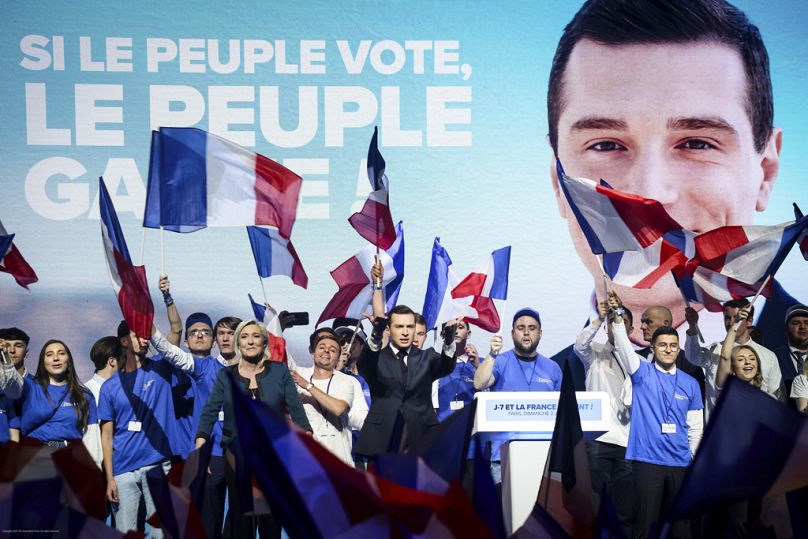 Marine Le Pen, d'extrême droite du Rassemblement national français, et le principal candidat Jordan Bardella lors d'un meeting politique à Paris, en mai 2024.