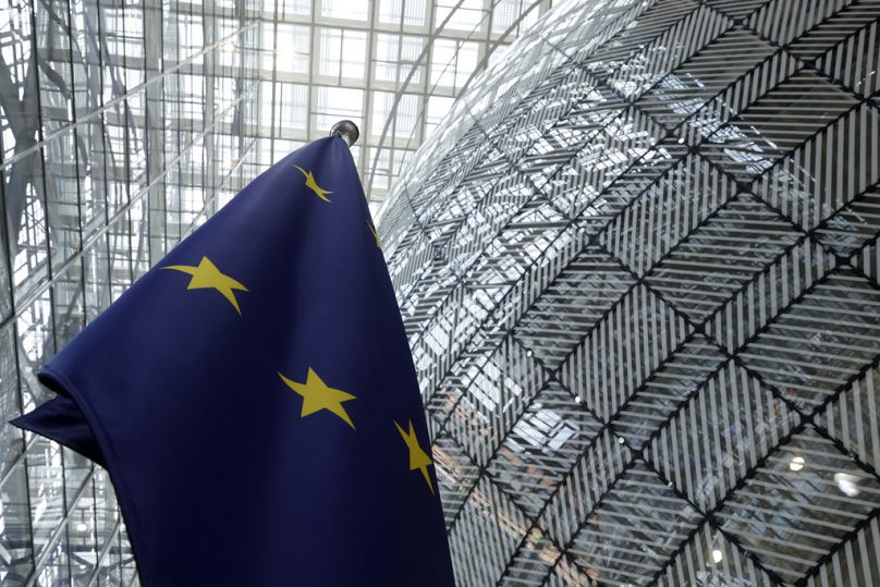 Le drapeau de l'Union européenne à l'intérieur de l'atrium lors d'un sommet de l'UE au bâtiment du Conseil européen à Bruxelles, le 17 juin 2024.