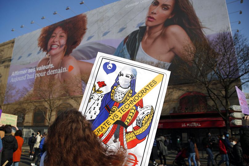 Des femmes et des militantes défilent pour marquer la Journée internationale des femmes, à Paris, en mars 2021