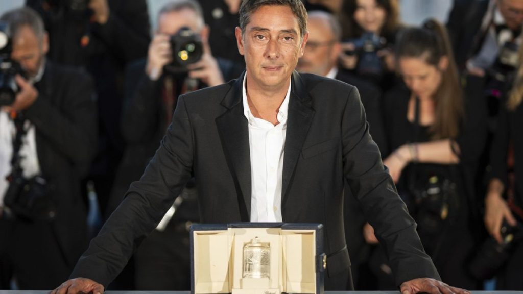 Miguel Gomes with the prize in Cannes