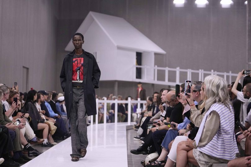 Prada visait un mélange ludique de nostalgie et de modernité avec sa collection 