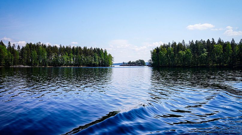 Les lacs bleus et les îles rocheuses couvertes de forêts sont une scène typique du Saimaa Lakeland.