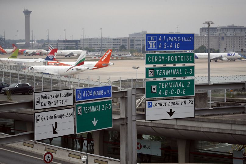 Les avions sont stationnés sur le tarmac de l'aéroport Charles de Gaulle, à Roissy, près de Paris.