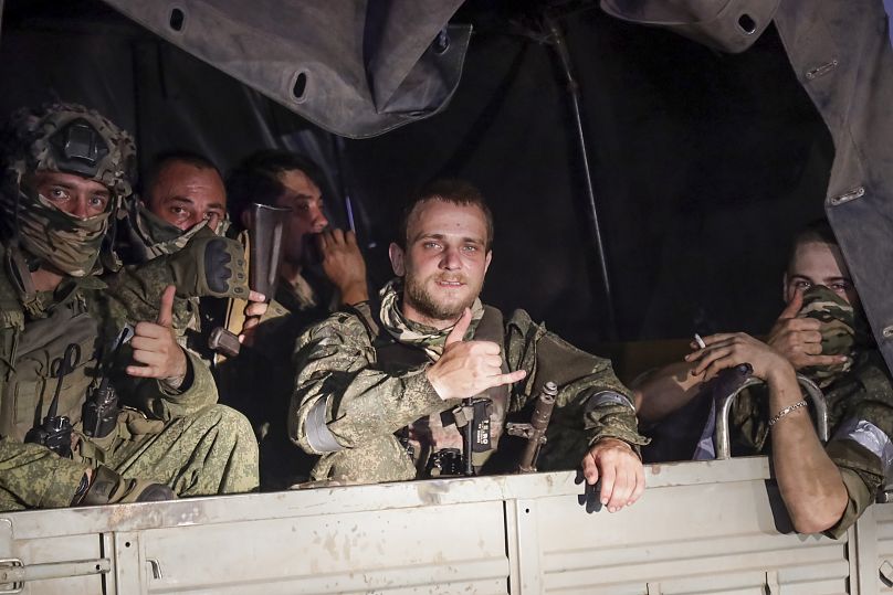 Des membres de l'entrepreneur militaire privé du groupe Wagner sont assis dans un véhicule à Rostov-sur-le-Don, en Russie, le 24 juin 2023.
