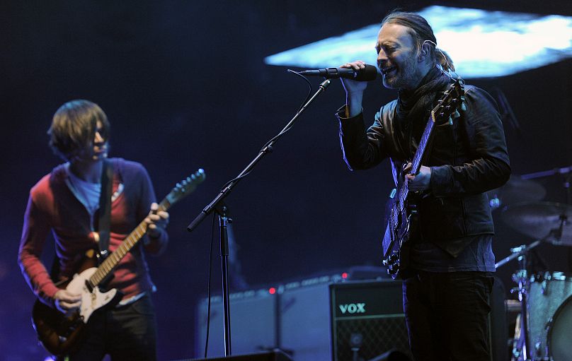 Thom Yorke, à droite, et Jonny Greenwood de Radiohead se produisent lors de la tête d'affiche du groupe le premier week-end du Coachella Valley Music and Arts Festival 2012.