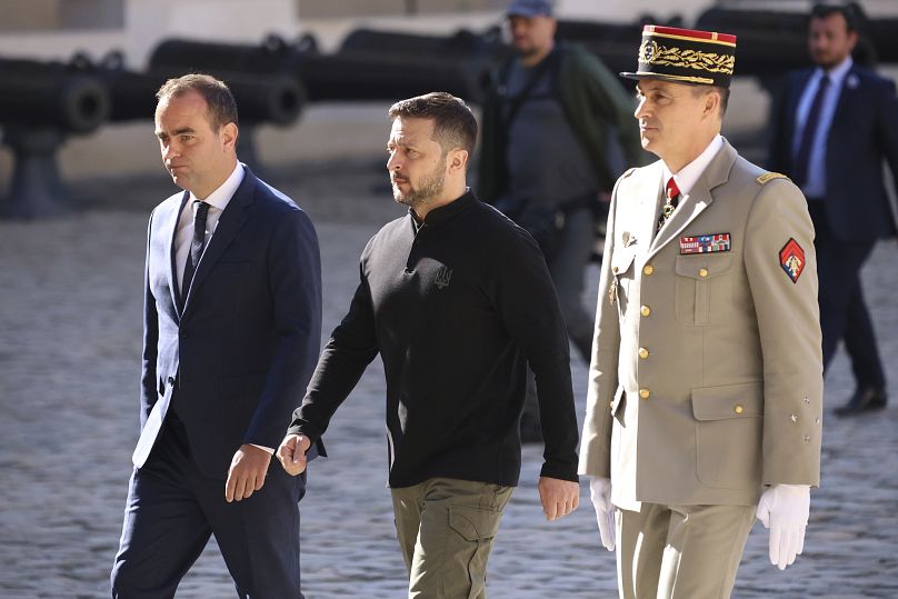 Le président Zelenskyy avec le ministre français de la Défense, Sébastien Lecornu, et le gouverneur militaire de Paris, Christophe Abad, aux Invalides, Paris. 
