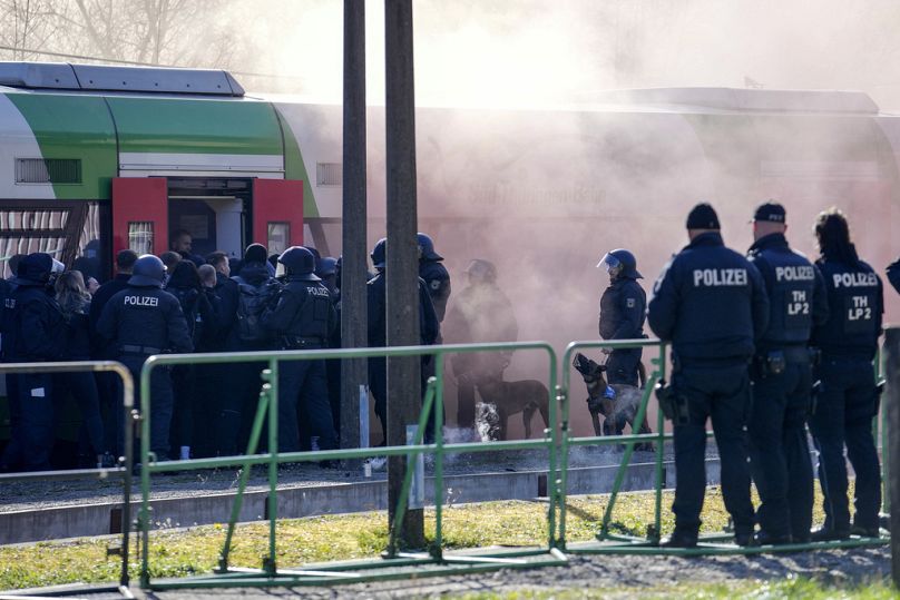 Des centaines de policiers locaux et fédéraux allemands pratiquent des tactiques en préparation du Championnat d'Europe dans le village de Stützerbach.