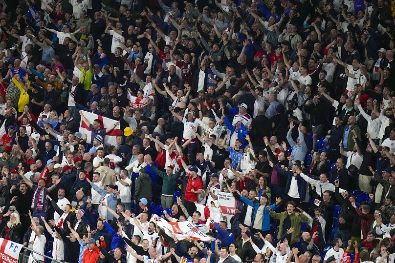 Les supporters anglais célèbrent la fin du match du Groupe C contre la Serbie à Gelsenkirchen, le 16 juin 2024.