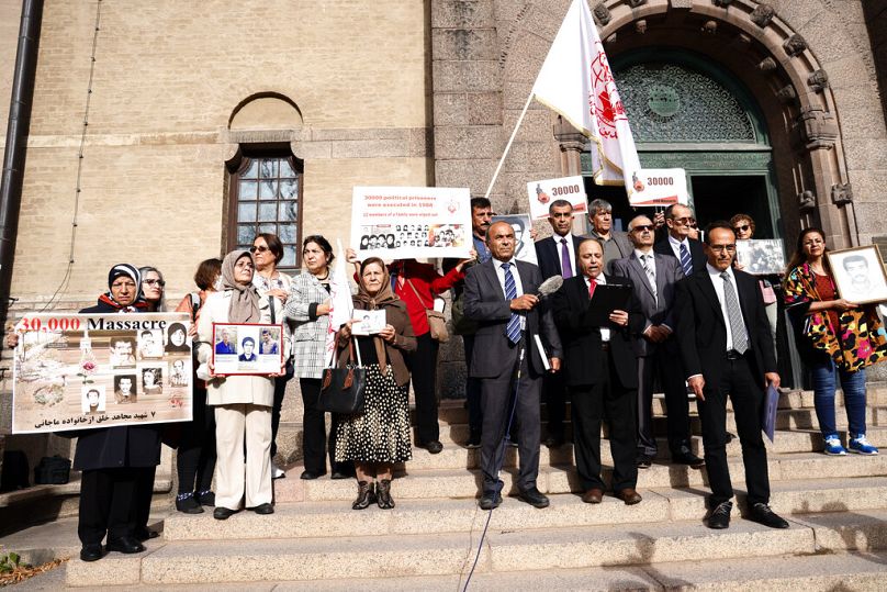 Des partisans de l'Organisation des Moudjahidine du peuple d'Iran manifestent devant le tribunal de district de Stockholm le premier jour du procès d'Hamid Noury, à Stockholm, en août 2021. 