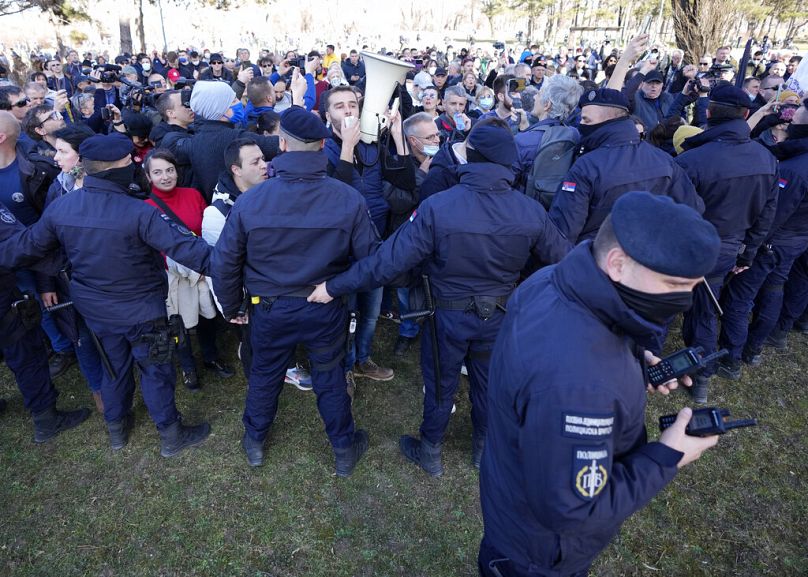 Des manifestants protestent contre l'exploitation minière du lithium alors que le président Aleksandar Vucic accueille ses invités, à Belgrade, en Serbie, le mardi 15 février 2022.