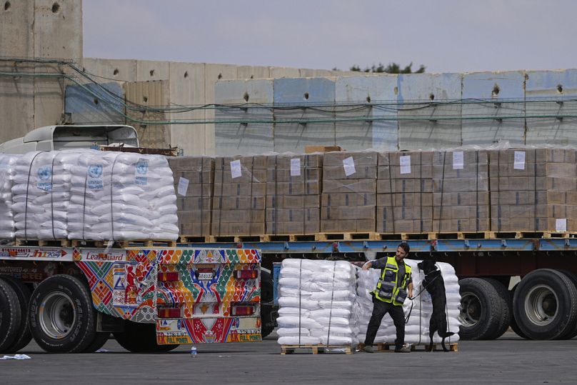 DOSSIER - Des camions transportant de l'aide humanitaire pour la bande de Gaza traversent la zone d'inspection au poste-frontière de Kerem Shalom, dans le sud d'Israël, le jeudi 14 mars 2024.