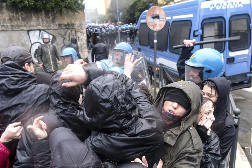 Des manifestants affrontent la police anti-émeute lors de la manifestation « Hongrie libre, Palestine libre » en soutien à la militante italienne Ilaria Salis près de l'ambassade de Hongrie à Rome, en Italie.