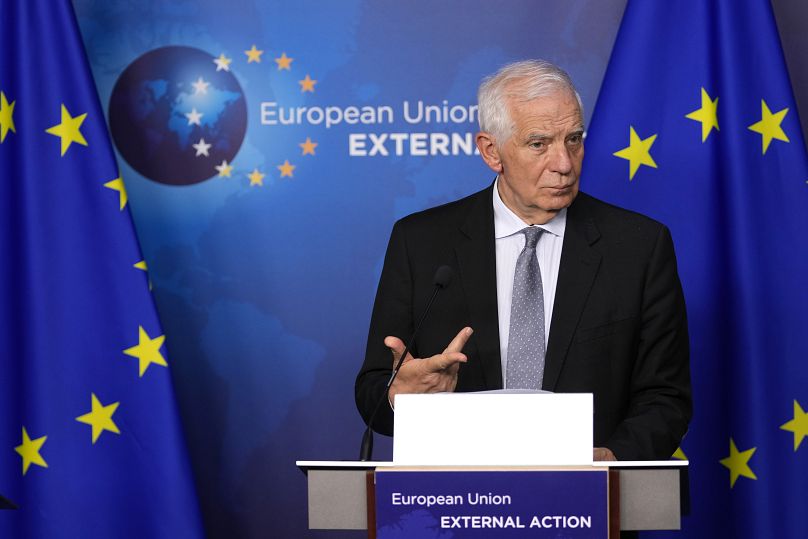 Le chef de la politique étrangère de l'UE, Josep Borrell, lit une déclaration lors d'une conférence de presse précédant les négociations sur la Serbie-Kosovo à Bruxelles, le 26 juin 2024.