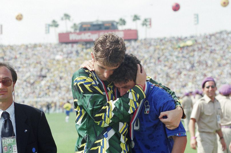 Le gardien de but brésilien Taffarel console l'Italien Roberto Baggio après que les Brésiliens ont remporté la Coupe du monde avec des tirs au but 3-2 au Rose Bowl de Pasadena, Californie, le 17 juillet 2024.