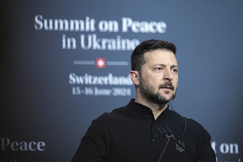 Le président ukrainien Volodymyr Zelenskyy assiste à une conférence de presse dans le cadre du sommet de paix en Ukraine en Suisse, le 15 juin 2024.