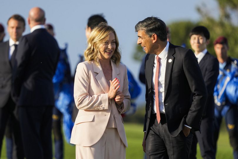 Le Premier ministre italien Giorgia Meloni, à gauche, s'entretient avec le Premier ministre britannique Rishi Sunak après avoir assisté à une démonstration de parachutisme lors du sommet des dirigeants mondiaux du G7 à Borgo Egnazia.