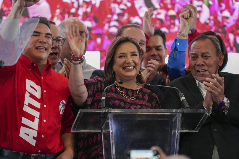 Le candidat de l'opposition à la présidentielle, Xochitl Galvez, salue après la fermeture des bureaux de vote lors des élections générales à Mexico, le dimanche 2 juin 2024.
