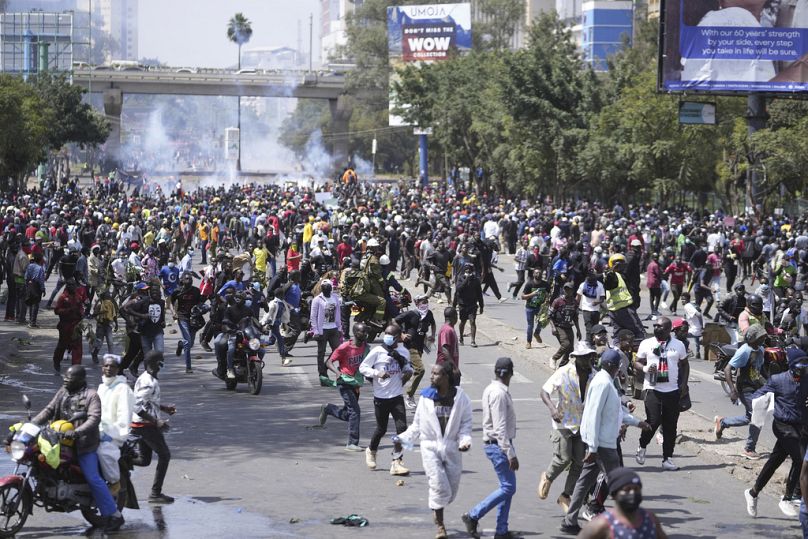 Des manifestants se dispersent alors que la police kenyane les asperge d'eau lors d'une manifestation contre les hausses d'impôts proposées dans un projet de loi de finances au centre-ville de Nairobi, au Kenya, mardi.