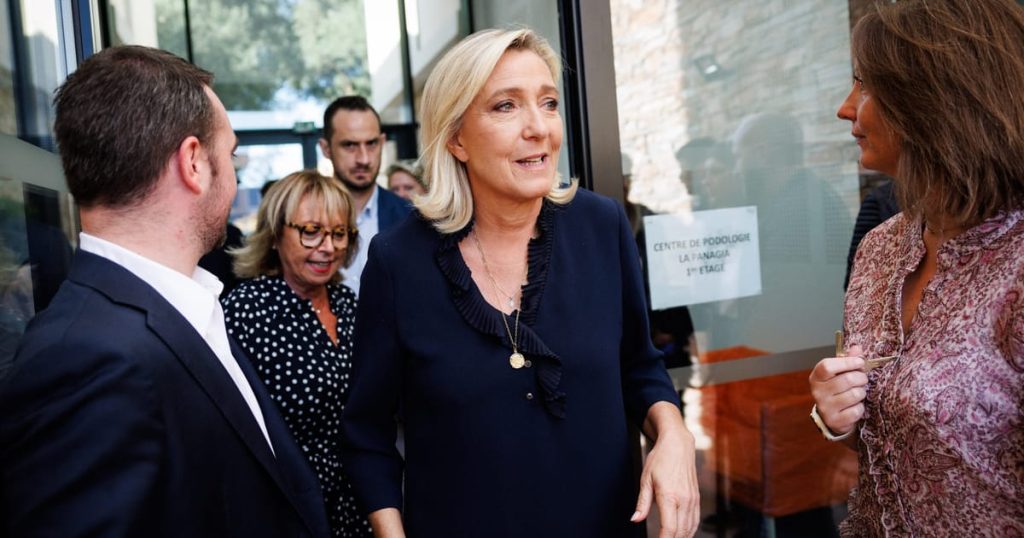Le Pen déclare qu'elle ne demandera pas la démission de Macron si l'extrême droite remporte les élections anticipées
