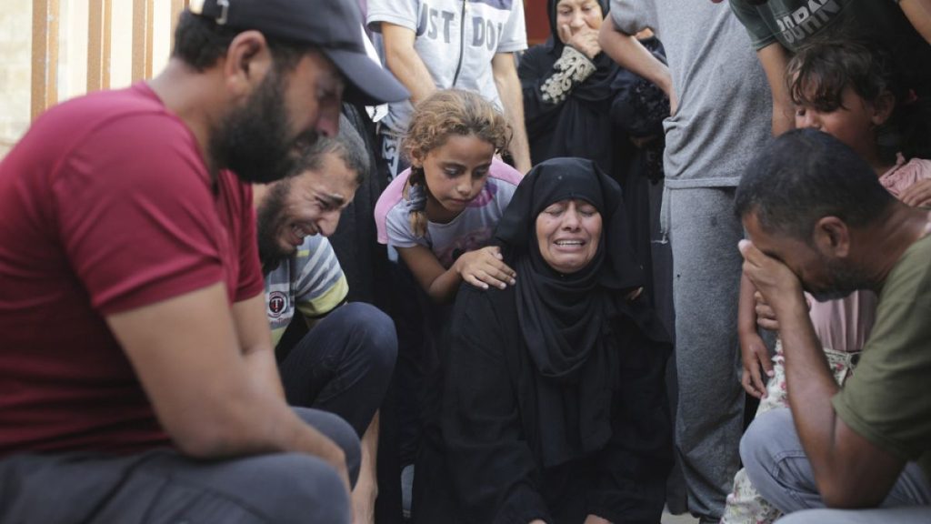 Palestinian civilans mourn the death of a loved one