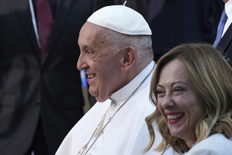 Le pape François avec la Première ministre italienne Giorgia Meloni et les chefs d'État du G7 lors d'une photo de famille le deuxième jour du sommet à Borgo Egnazia, le 14 juin 2024.