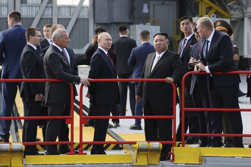   Le président russe Vladimir Poutine, au centre gauche, et le dirigeant nord-coréen Kim Jong Un, visite en septembre 2023. 