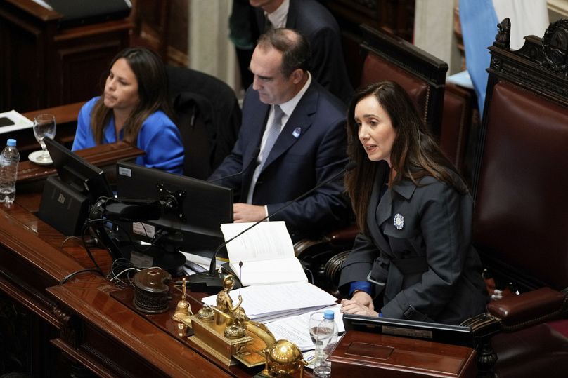 La vice-présidente argentine et présidente du Sénat, Victoria Villarruel, s'exprime avant de voter en faveur d'un projet de loi promu par le président Javier Milei.