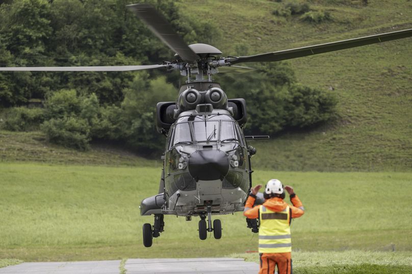 Un hélicoptère Super Puma de l'armée de l'air suisse transportant le président ukrainien Volodymyr Zelenskyy atterrit à Obbuergen, près du Buergenstock Resort, à l'approche du sommet sur la paix en Ukraine.