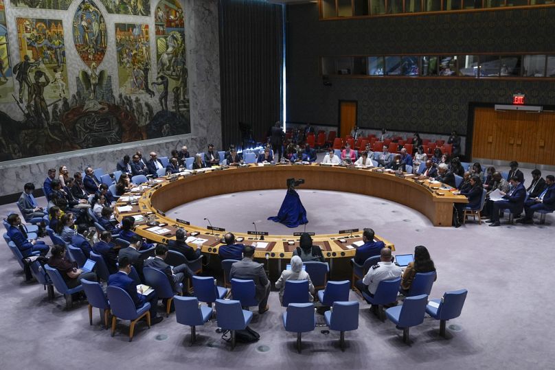 Des gens parlent lors d'une réunion du Conseil de sécurité sur la guerre à Gaza au siège des Nations Unies, le mercredi 29 mai 2024.
