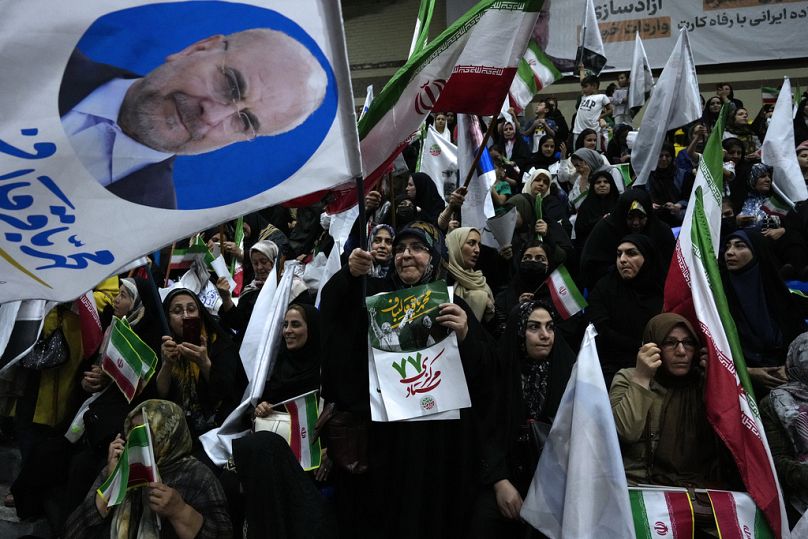 Les partisans du président du Parlement iranien, Mohammad Bagher Qalibaf, le candidat de la ligne dure le plus en vue pour l'élection présidentielle, assistent à son rassemblement de campagne à Téhéran.