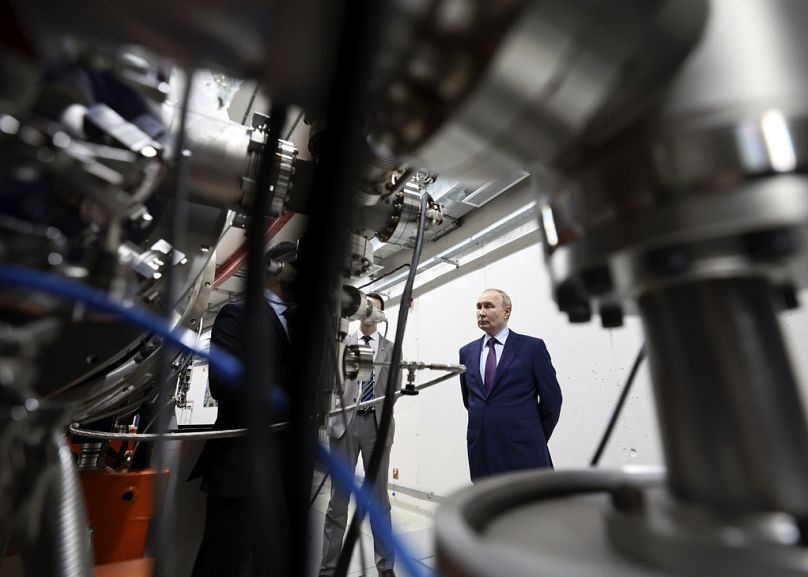 Le président russe Vladimir Poutine examine le NICA (collisionneur d'ions basé sur Nuclotron) lors de sa visite à l'Institut commun de recherche nucléaire, à Doubna.