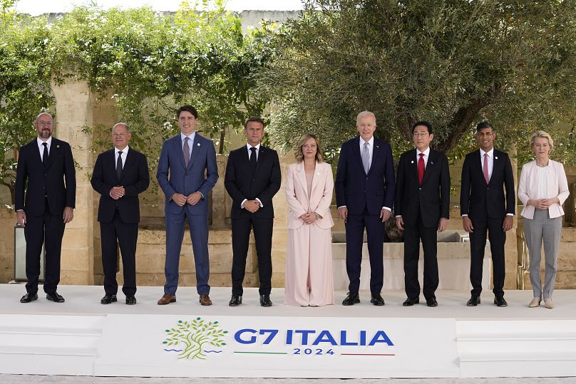 Les dirigeants du G7 posent pour une photo de famille lors du sommet dans les Pouilles, en Italie