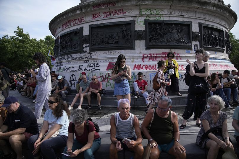 Des groupes antiracistes se joignent aux syndicats français et à la coalition de gauche pour protester contre la montée de l'extrême droite nationaliste lors d'un rassemblement à Paris, le 27 juin 2024.
